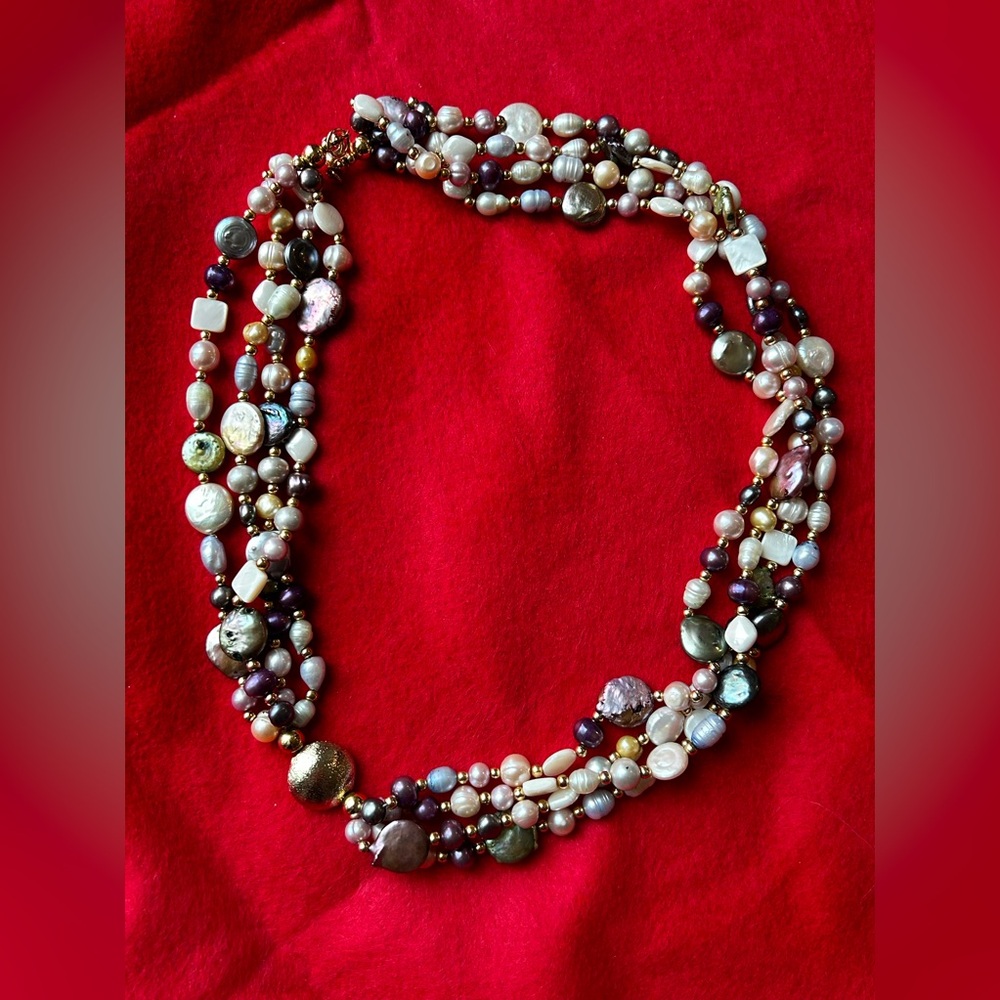 Necklace 4 strands of original pearls of different colors